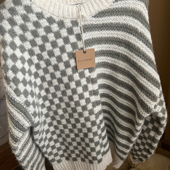 White and green sweater - Picture 2 of 4